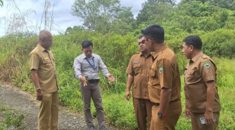 TINJAU PROYEK PEMBANGUNAN— Pjs Bupati Pasaman Edi Dharma bersama rombongan saat melakukan peninjauan sejumlah mega proyek di wilayah Pasaman.