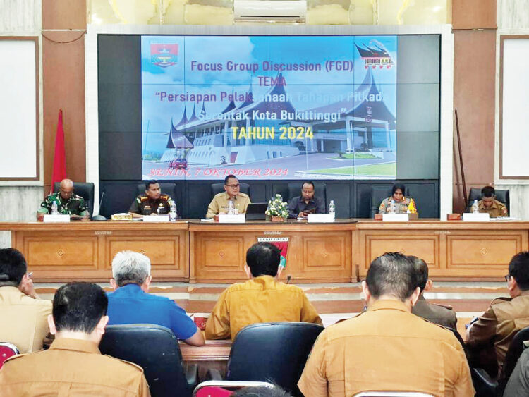 FGD— Pemko Bukittinggi gelar FGD persiapan pelaksanaan tahapan pilkada 2024. Kegiatan yang dipimpin Pjs Wali Kota, dihadiri Forkopimda, KPU,
Bawaslu dan SKPD se Kota Bukittinggi, dilaksanakan di Aula Balaikota, Senin (7/10).