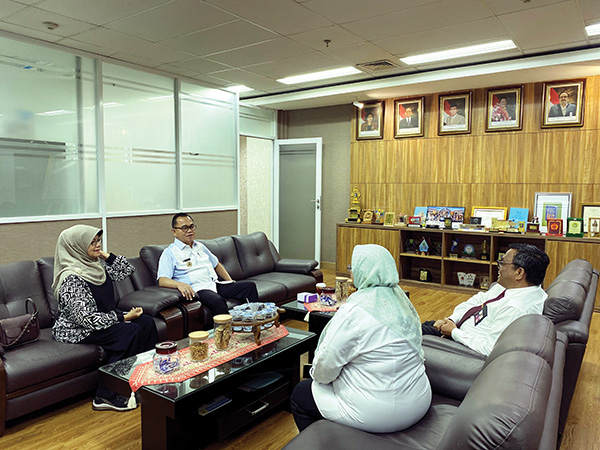 PERTEMUAN— Pertemuan Pjs. Wali Kota Bukitinggi, H. Haji Syopiar Rustam, dengan Deputi Bidang Pengembangan Sumber Daya Perpustakaan Nasional (Perpusnas), Adin Bondar, Rabu (16/10).