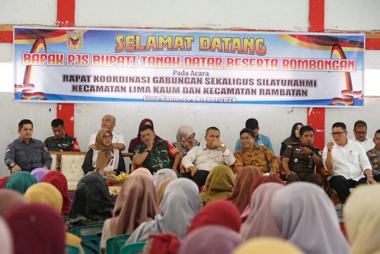 HADIRI RAKOR—Pjs Bupati Tanah Datar Arry Yuswandi hadiri  Rapat Koordinasi (Rakor) dan bersilaturahmi bersama ASN, Forkopimca, Wali Nagari, kepala Sekolah, ninik mamak, cadiak pandai dan pihak lainnya se Kecamatan Lima Kaum dan Rambatan serta undangan lainnya, Kamis (23/10) di aula kantor Camat Lima Kaum.