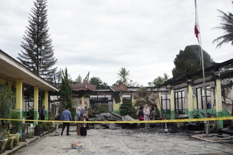 PASCAKEBAKARAN— Pjs Bupati Limapuluh Kota tinjau lokasi kebakaran di SDN 04 Balai Rupi, Simalanggang.