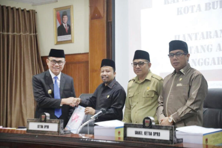 SAMPAIKAN ANTARAN RANPERDA APBD— Pjs Wali Kota Bukittinggi Hani Syopiar Rustam menyampaikan antaran Ranperda tentang APBD tahun 2025 dalam rapat paripurna, Senin (28/10), yang dipimpin Ketua DPRD Bukittinggi Syaiful Effendi.