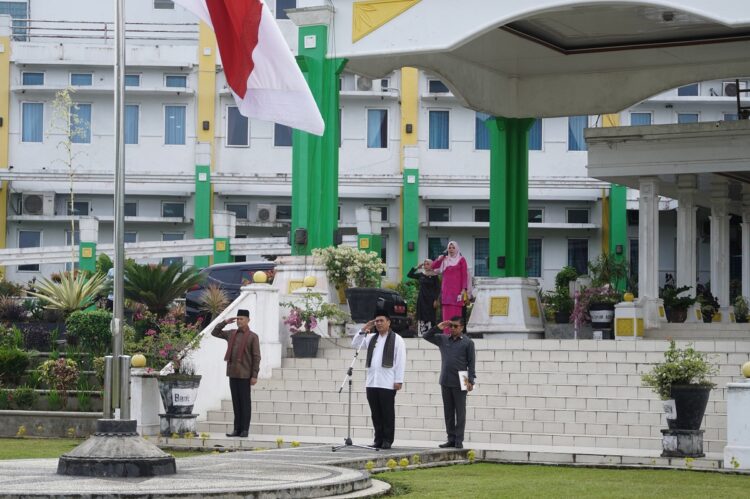 PIMPIN APEL GABUNGAN— Pjs Bupati Limapuluh Kota, Ahmad Zakri saat memimpin apel perdana sebagai Pjs Bupati, di halaman kantor bupati, Senin (30/9).