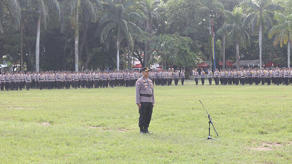 APEL— Ribuan Bhabinkamtibmas mengikuti apel yang dipimpin Kapolda Sumbar dalam rangka pengamanan Pilkada Serentak Badunsanak 2024 di lapangan Ruang Terbuka Hijau (RTH) Imam Bonjol Padang.