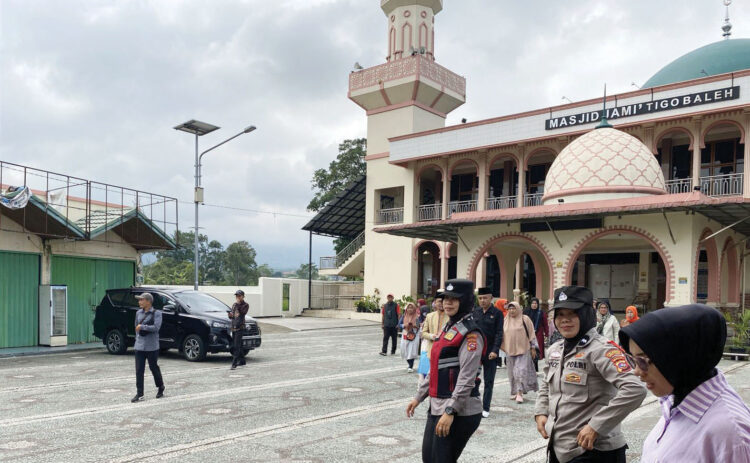 PENGAMANAN KAMPANYE— Personel Polresta Bukittinggi memberikan pengamanan terhadap kegiatan kampanye Paslon Wali Kota dan Wakil Wali Kota Kota Bukittinggi.