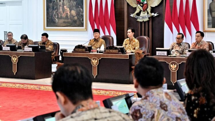 RAPAT KABINET— Presiden Prabowo memimpin rapat Kabinet Merah Putih Perdana di Istana.