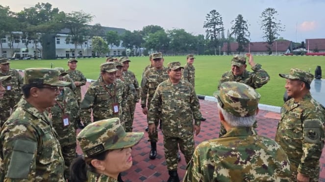 PEMBEKALAN— Presiden RI Prabowo Subianto bersama sejumlah menteri Kabinet Merah Putih di Akademi Militer (Akmil), Magelang, Jawa Tengah.