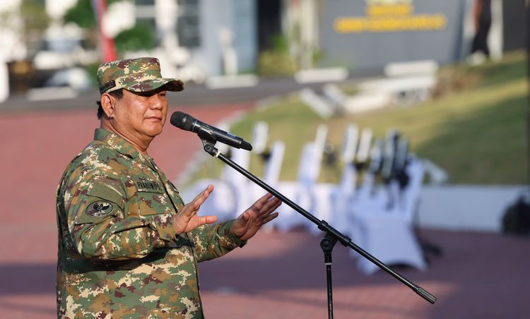 BERI ARAHAN— Presiden Prabowo memberikan pengarahan kepada para menteri, wakil menteri, hingga kepala lembaga di Akademi Militer.