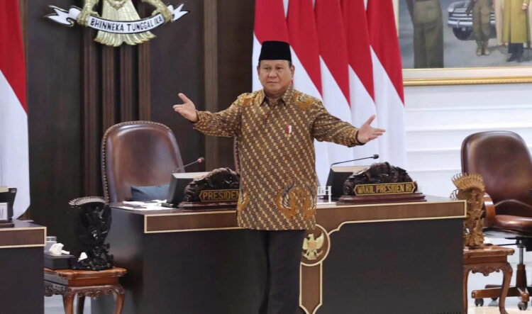 BERI ARAHAN— Presiden RI Prabowo Subianto bersama Wapres RI Gibran Rakabumi Raka memberikan arahan pada sidang kabinet paripurna perdana Kabinet Merah Putih di Istana Kepresidenan Jakarta.