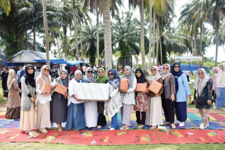 JUARA UMUM— Dalam pertemuan bulanan yang diadakan oleh Dharma Wanita (DW) Unit Sekretariat Daerah Kabupaten Agam, Prokopim berhasil meraih predikat juara umum dalam lomba gelak tawa.