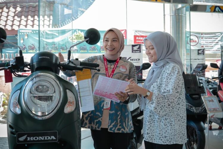 LAYANI KONSUMEN- Sales marketing Menara Agung memaparkan fitur-fitur yang disematkan pada All New Honda Scoopy.