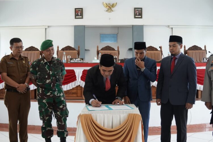 TANDATANGAN—Pjs. Bupati Lima Puluh Kota saat menandatangani RPJPD Limapuluh Kota, disaksikan Ketua DPRD Doni Ikhlas dan serta wakil ketua DPRD.