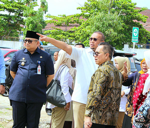 KUNJUNGI RSUP M DJAMIL PADANG— Wakil Ketua Komisi VI DPR RI Andre Rosiade didampingi Pj Wako Padang Andree Algamar dan Dirut RSUP M Djamil  Dovy Djanas, saat meninjau Auditorium Gedung Administrasi dan Instalasi Rawat Jalan RSUP M. Djamil, Jumat (25/10).