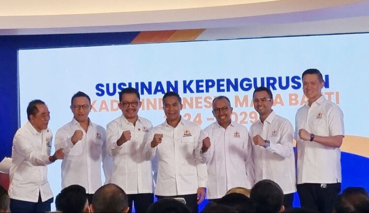 SUSUNAN PENGURUS— Ketua Umum Kadin Indonesia Anindya Bakrie mengumumkan susunan pengurus Kadin
Indonesia periode 2024-2029.