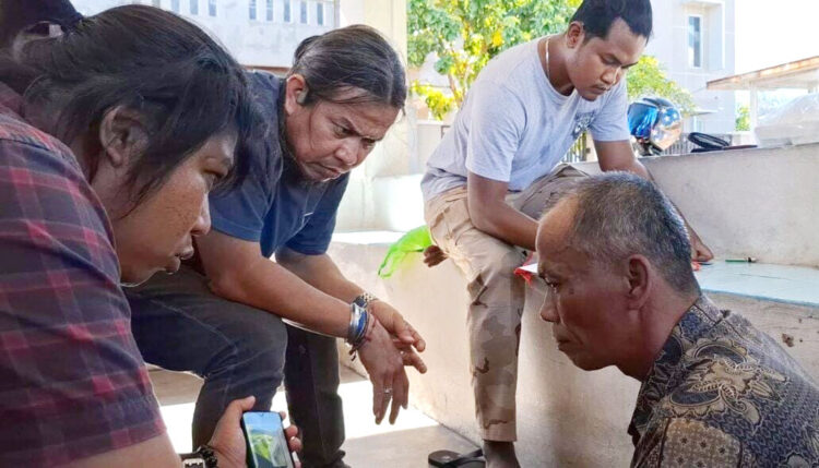 RAJA COPET— Pelaku Fauzi Antonio (50) yang merupakan sepesialis copet dalam mobil angkot ditangkap Tim Klewang Polresta Padang.