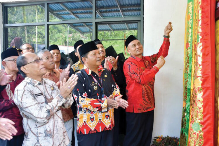 PERESMIAN—Pjs Bupati Agam, Endrizal, lakukan peresmian Museum Adat dan Kebudayaan Nagari Pasia Laweh (MAKNA) yang bertepatan dengan Hari Museum Nasional ke-62 Tahun, Aula Kantor Walinagari Pasia Laweh, Palupuh,Sabtu (12/10).