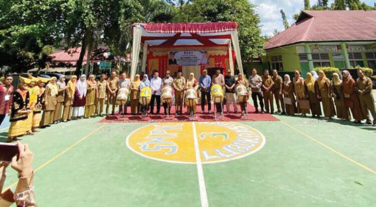 SPENEGA CONTEST— SMP Negeri 3 Lubuk Basung kembali menyelenggarakan SPENEGA Contest,
Selasa (29/10), sebuah ajang tahunan yang bertujuan untuk menampilkan dan mengasah bakat siswa.