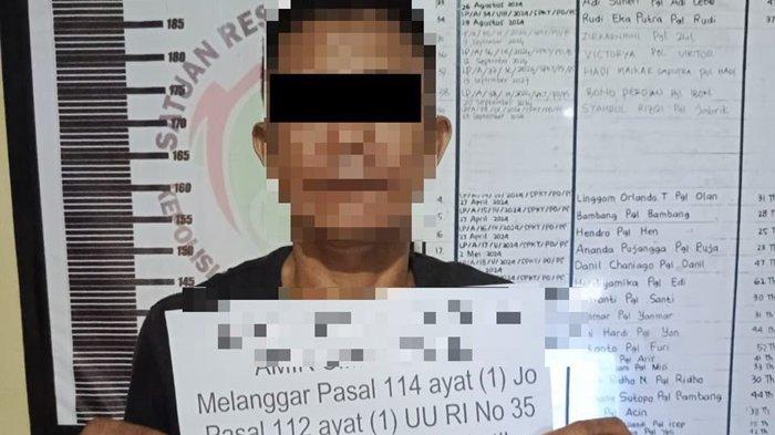 JUAL SABU—
Pelaku P (50) ditangka Tim Satresnarkoba Polres Dharmasraya dengan barang bukti enam paket sabu siap jual.