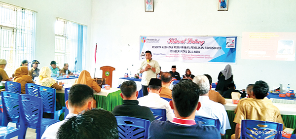 PEMAPARAN MATERI— Narasumber, Haryadi saat memberikan pemaparan materi dalam sosialisasi pengawasan pemilihan partisipatif di aula Kantor Camat Duo Koto, Kabupaten Pasaman, Selasa (29/10).