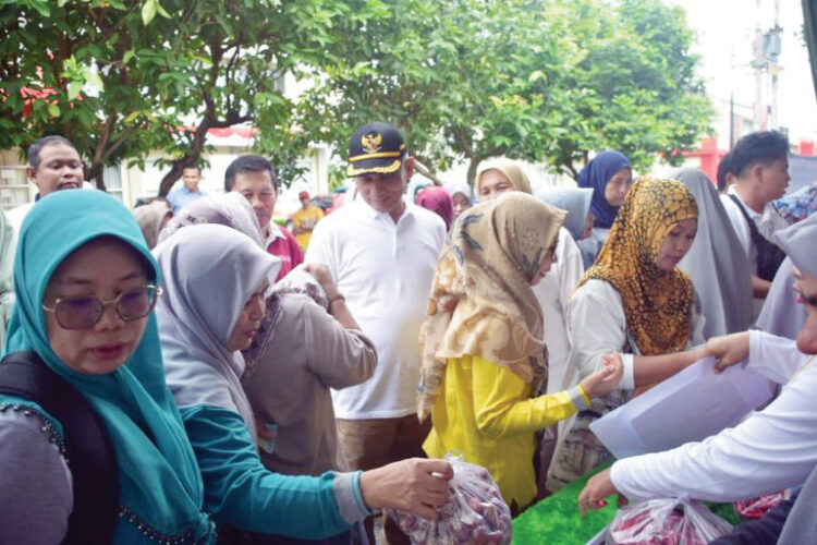 BAZAR PANGAN MURAH— Bazar pangan murah yang digelar oleh DKPP Agam ramai diserbu oleh masyarakat, Rabu (16/10).