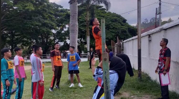 IKUT—Sejumlah pelajar SMA di Sawahlunto mengikuti pembinaan dan pelatihan untuk mendaftar menjadi anggota Polri, yang diselenggarakan Polres Sawahlunto, setiap Jumat.