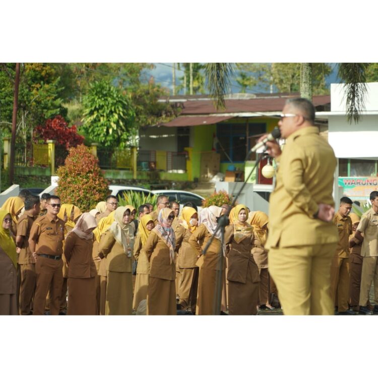 ARAHAN— Sekretaris Daerah Solok Selatan Dr. H. Syamsurizaldi berikan arahan saat Apel Gabungan
ASN di Halaman Kantor Bupati Solok Selatan, Senin (14/10).