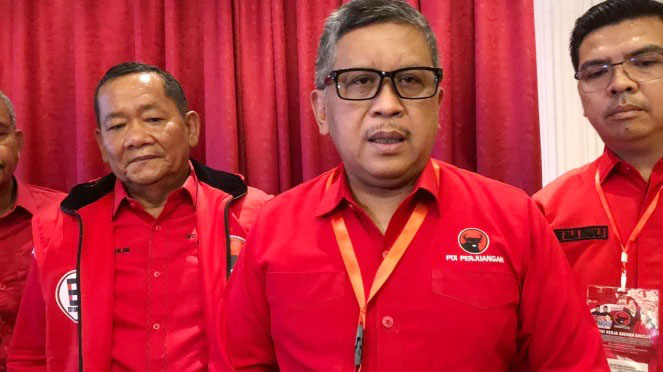 WAWANCARA— Sekretaris Jenderal DPP PDIP, Hasto Kristiyanto saat diwaancarai wartawan.