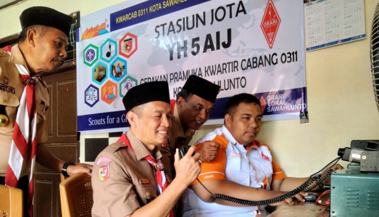 APRESIASI—Sekretaris Kwarcab kota Sawahlunto Agustin sangat apresiasi dukungan Orari lokal kota Sawahlunto sehingga station YH 5 AIJ dengan penyerta peserta didik Pramuka Penggalang dan Peneggak.