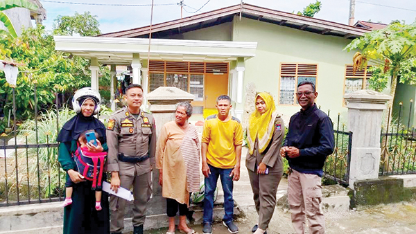 LANSIA TERLANTAR— Seorang Lansia yang terlantar di perumahan Wisma Indah Tabing, di selamatkan Satpol PP Kota Padang dan di serahkan ke pihak keluarga di Jalan Komplek Melati, Kelurahan Alai Parak kopi, Kecamatan Padang Timur, Kota Padang, Selasa (15/10) pagi.