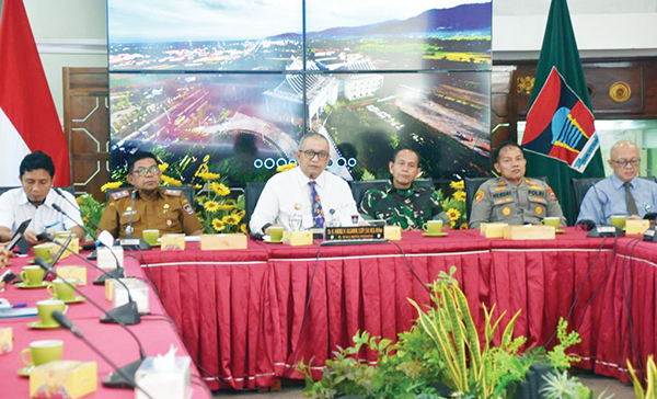 RAPAT INFLASI— Pj Wali Kota Padang, Andree Algamar saat memimpin High Level Meeting (HLM) bersama Tim Pengendalian Inflasi Daerah (TPID) Kota Padang di Rumah Dinas Wali Kota Padang, Senin (21/10).