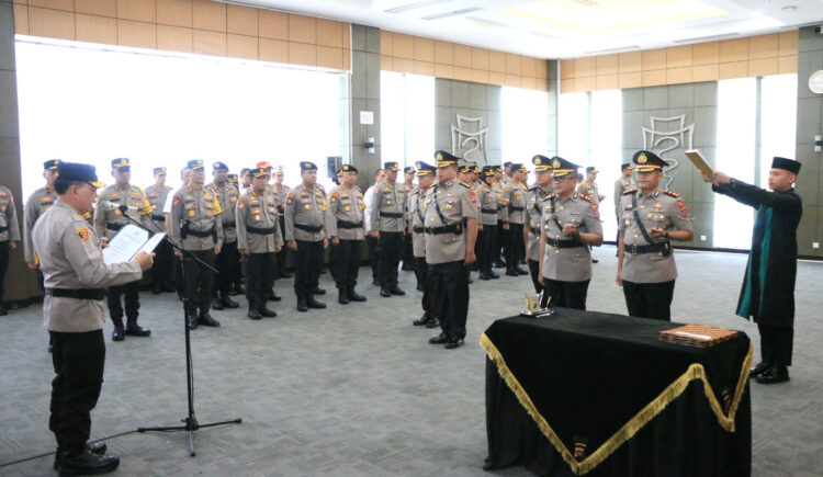 BACAKAN SUMPAH— Kapolda Sumbar Irjen Pol Suharyono memimpin pembacaan sumpah saat proses sertijab
Karo SDM Polda Sumbar dan dua Kapolres.