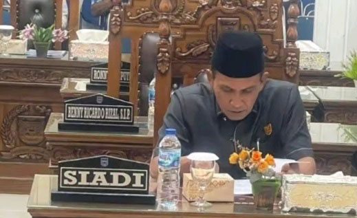 SIDANG— Siadi (Keke) dari Fraksi PPP anggota DPRD Sawahlunto tahun 2024-2029,
saat sidang Paripurna.