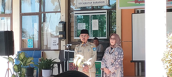 SAMBUTAN—
Subandi, Camat Barangin berikan sambuta n pada acara silaturahmi masa purna tugasnya.