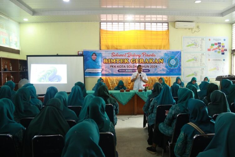 SAMBUTAN—Kepala Dinas Pemberdayaan Masyarakat Perempuan dan Perlindungan Anak (DPMPPA), Delfianto saat berikans ambutan pada acara kemarin.