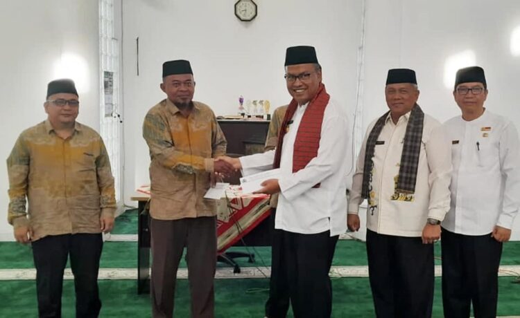 PELEPASAN KAFILAH— Pjs Bupati Tanah Datar  Arry Yuswandi melepas kafilah Korpri saat pelaksanaan wirid rutin Korpri di Masjid Nurul Amin Pagaruyung.