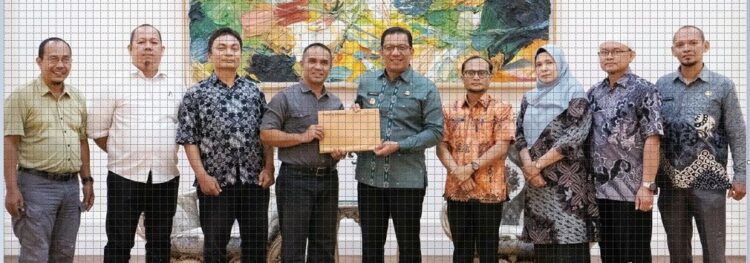 KEMITRAAN— Pj Wako Sonny Budaya Putra bersama Pj Sekdako, Dr. Winarno, Staf Ahli Noviyanti, Kepala Dinas Kominfo Ampera Salim, menerima rombongan jajaran Manajemen Padang Ekpres.