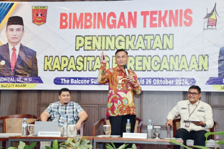 KEYNOTE SPEAKER—
Pjs Bupati Agam, Dr Endrizal membuka sekaligus menjadi keynote
speaker pada Bimtek peningkatan kapasitas perencanaan, di The Balcone Suites and Resort, Tilatang Kamang, Kamis (24/10).