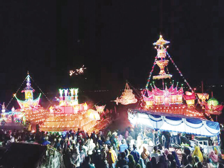 RAKIK HIAS— Tradisi rakik hias yang digelar oleh masyarakat sekitaran Danau Maninjau disetiap malam takbiran jelang hari raya Idul Fitri.