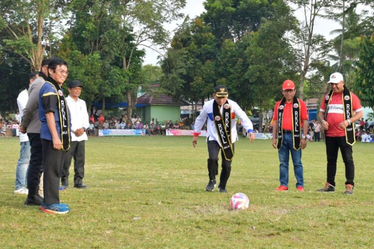 PEMBUKAAN TURNAMEN— Pjs Bupati Agam, Dr. Endrizal, SE, M.Si, secara resmi membuka Turnamen Sepak Bola U-40 Rukun Keluarga Kecamatan Lubuk Basung (RKKL) Cup-1, Jumat (25/10).