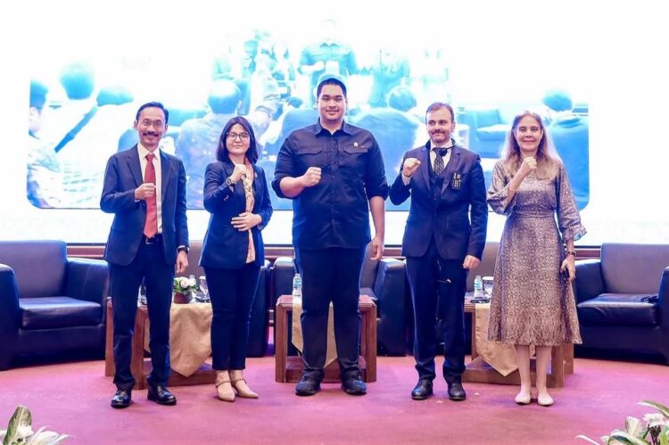 SEMINAR INTERNASIONAL— Menpora Dito Ariotedsjo (tengah) bersama Ketua Umum PSSI Ratu Tisha Destria, United Nations Resident Coordinator Gita Sabharwal, Koordinator UNOCT Global Sports Programme Valerio de Divi.