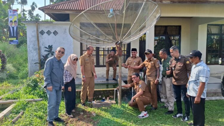 PANSIMAS— Pokja melakukan uji coba Program Pamsimas Air mengalir ke rumah masyarakat.