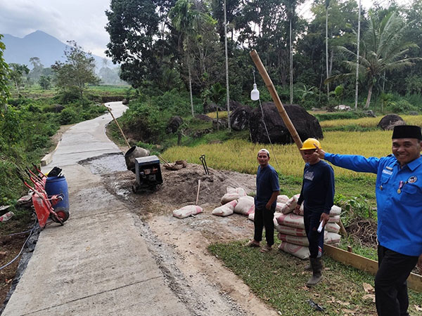 PERBAIKAN JALAN— Wali Nagari Balai Panjang Idris, ketika meninjau pengerjaan jalan yang dulunya tanah kini sudah dicor beton.