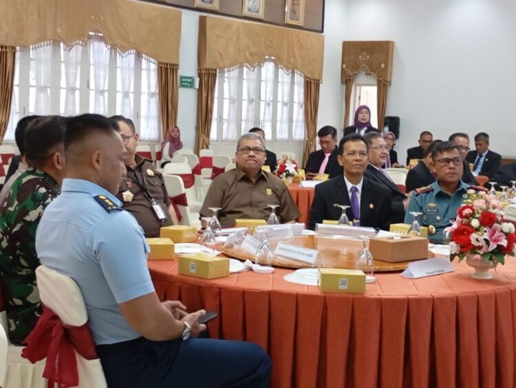 duduk bersama--Ketua DPRD Sumbar, Muhidi duduk bersama Forkopimda pada saat kegiatan Rapat Kerja DPD Ikal Lemhannas Sumatera Barat, di Auditorium Gubernur Sumbar.