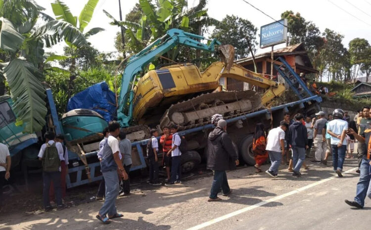 KECELAKAAN BERUNTUN— Kondisi kendaraan yang terlibat kecelakaan beruntun di di Jorong Koto Tuo,
Nagari Panyalaian, Kecamatan X Koto, Kabupaten Tanahdatar.