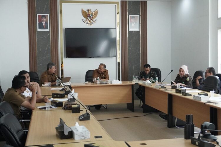 RAKOR PENGENDALIAN INFLASI— Staf Ahli Bidang Kemasyarakatan dan Sumberdaya Manusia Setdako Padang Panjang Drs. Maiharman bersama beberapa instansi mengikuti rakor pengendalian Inflasi daerah di Kota Padang Panjang,  Senin (21/10) secara daring.