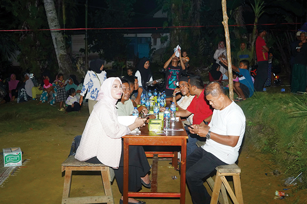 SOSIALISASI— Calon Bupati Dharmasraya Annisa Suci Ramadhani memberikan sosialisasi program-program yang akan diusungnya saat menjabat menjadi Bupati Dharmasraya nantinya.