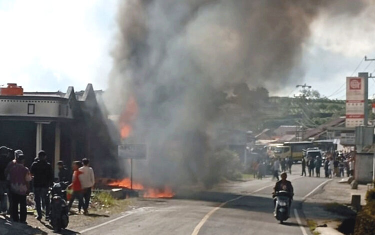 KEBAKARAN— Kondisi depot pertamini yang terbakar di Nagari Simpang Tanjung Ampek, Kecamatan Danau Kembar, Kabupaten Solok.