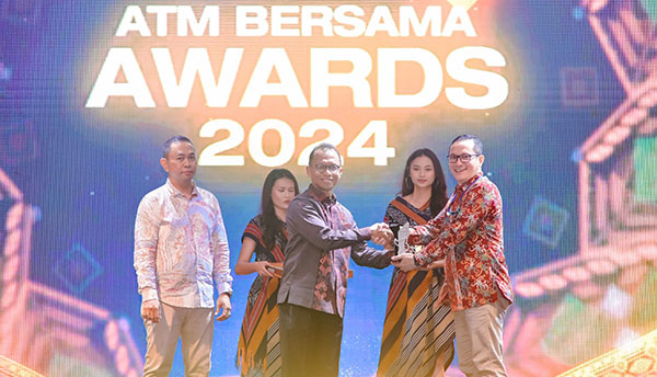 PENGHARGAAN— Direktur Keuangan Bank Nagari Roni Edrian menerima Penghargaan The Top Digital Transformations Regional Bank dari PT Artajasa Pembayaran Elektronis (Artajasa).