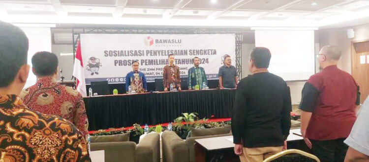 SOSIALISASI— Bawaslu Kota Padang mengadakan kegiatan sosialisasi penyelesaian sengketa Pemilu 2024, di salah satu hotel berbintang di Kota Padang pada Jumat (4/10).