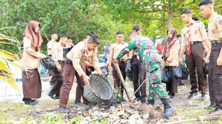 BERSIHKAN PANTAI— Memperingati HUT TNI ke-79 Tahun 2024, Kodim 0308 Pariaman menggelar kegiatan Karya Bakti Pembersihan Pantai, sebagai wujud kebersamaan keluarga besar TNI dan masyarakat, Kamis (3/10) di Pantai Gandoriah Pariaman.